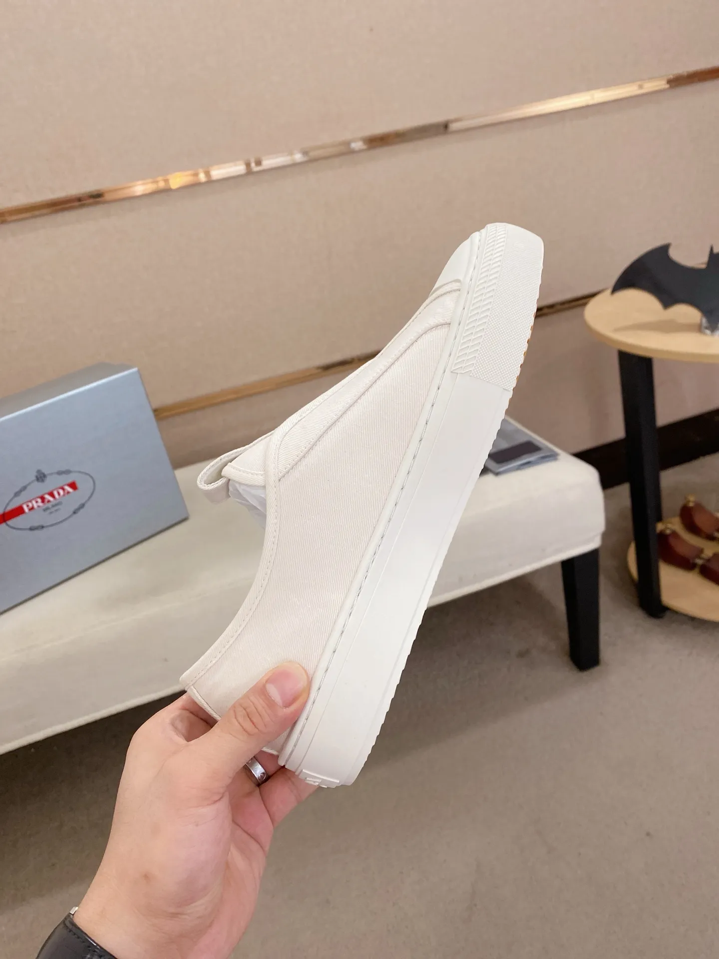 Factory price 580💰 ✔️✔️✔️High version High-quality new PRADA counters are on the market at the same time. The new men's shoes and 😘fabrics are selected from first-layer cowhide and are made by pure handicrafts. Lining: Full cowhide lining. 👍🏿 High-end ☄️ air-cushion molded anti-slip rubber outsole, exquisite lines, simple and elegant, comfortable and high-end for leisure travel. Code number: 38 to 44 (45 can be customized)